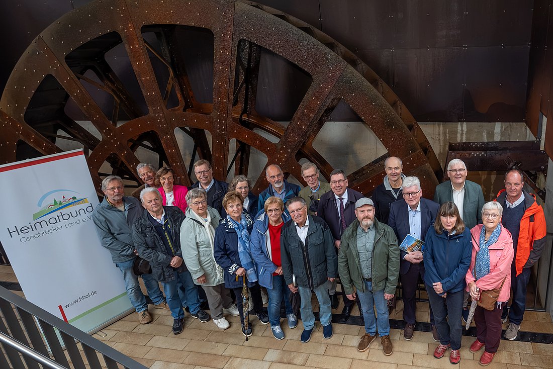 Imposante Kulisse: Vor dem neu geschaffenen Wasserrad stellten sich die Teilnehmerinnen und Teilnehmer der zentralen Veranstaltung zum „Tag des offenen Denkmals“ im Osnabrücker Land zu einem Erinnerungsfoto auf. Foto: Niels Wagner