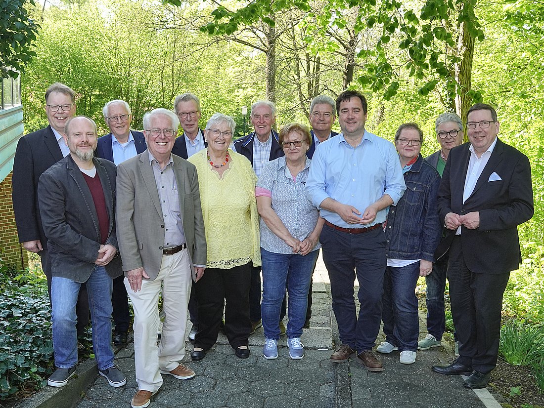 Vor dem Tagungslokal, dem Hotel „Haus Deutsch Krone“: (von links) Ulrich Wienke, Frank Niermann, Günter Harmeyer, Rolf Lange, Jürgen-Eberhard Niewedde, Ulrike Bösemann, Franz Buitmann, Barbara Schmitter, Matthias Selle, Lutz Brinkmann, Marlies Albers, Lothar Schmalen und Jürgen Krämer. Foto: Niels Wagner