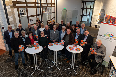 Ein starkes Team: Im Tuchmacher-Museum stellten sich die Autorinnen und Autoren des Heimatjahrbuches Osnabrücker Land 2027 am Rande der offiziellen Präsentation zu einem Erinnerungsfoto auf. Foto: Niels Wagner