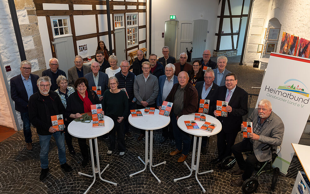 Ein starkes Team: Im Tuchmacher-Museum stellten sich die Autorinnen und Autoren des Heimatjahrbuches Osnabrücker Land 2027 am Rande der offiziellen Präsentation zu einem Erinnerungsfoto auf. Foto: Niels Wagner