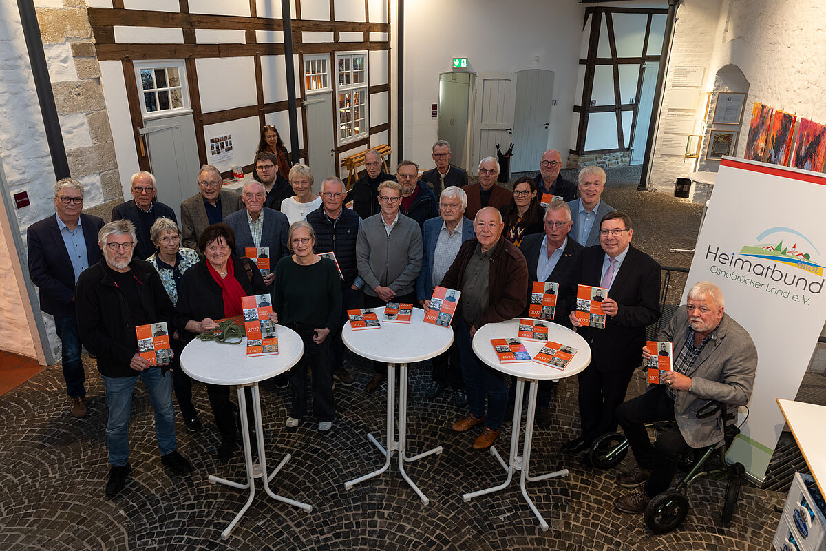 Ein starkes Team: Im Tuchmacher-Museum stellten sich die Autorinnen und Autoren des Heimatjahrbuches Osnabrücker Land 2027 am Rande der offiziellen Präsentation zu einem Erinnerungsfoto auf. Foto: Niels Wagner