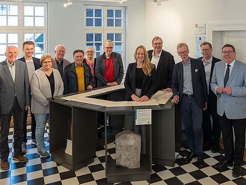 Das Gruppenbild im Haus Wibbelsmann in Glandorf mit (von links):   Franz Buitmann, Jonas Pohlmann, Barbara Schmitter, Rolf Lange, Hartmut Nümann, Ulrike Bösemann, Lothar Schmalen, Anna Kebschull, Torsten Dimek, Jürgen-Eberhard Niewedde, Ulrich Wienke und Jürgen Krämer. Foto: Niels Wagner